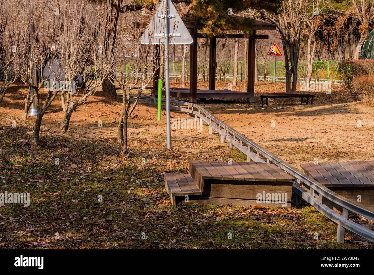 Monorotaia per il divertimento dei bambini nel parco pubblico rurale nella soleggiata giornata invernale in Corea del Sud Foto Stock