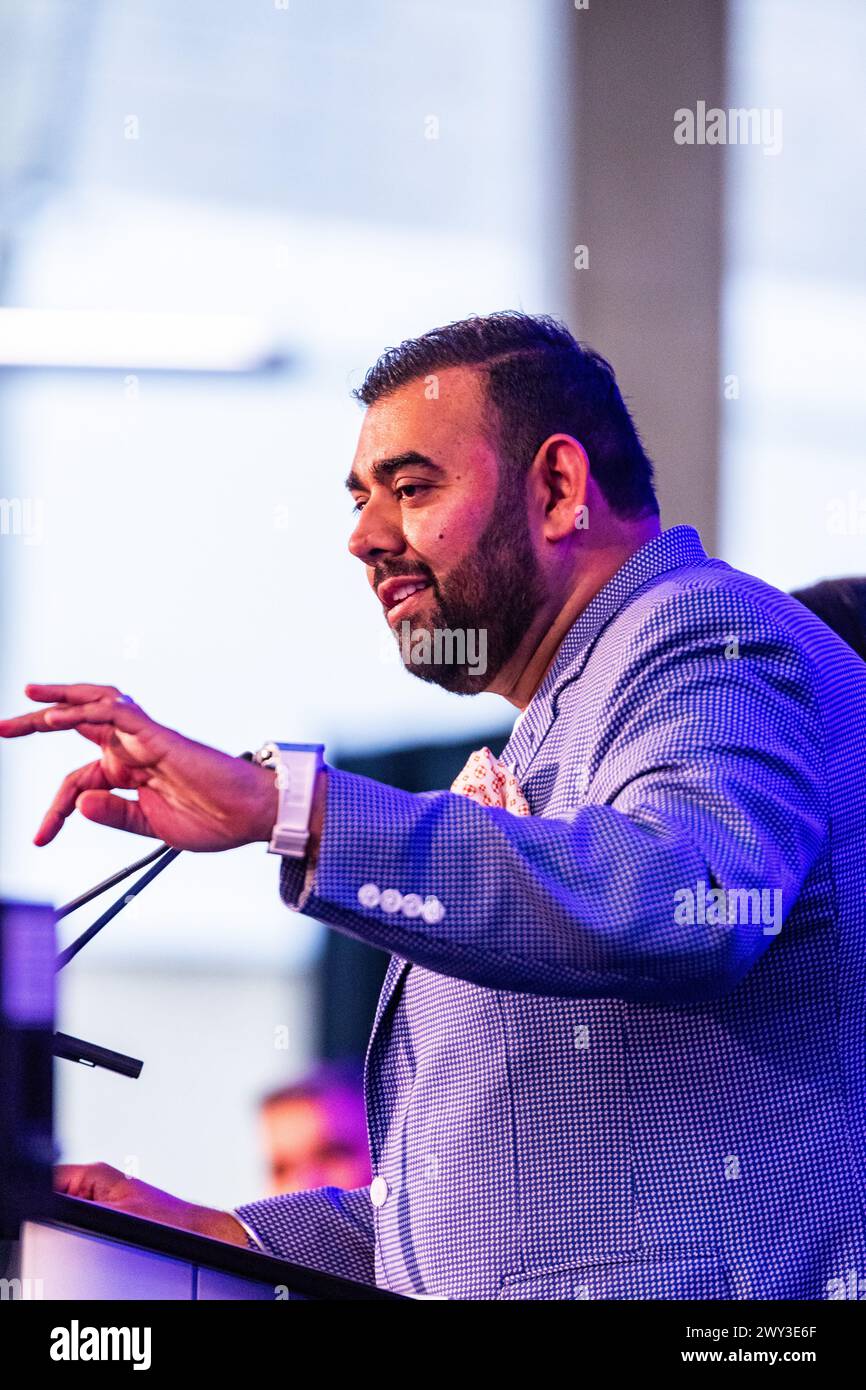 Ravinder Minhas parla alla stampa dopo essere stato annunciato come aggiunta al gruppo Stingers Ownership. Gli Stingers annunciarono l'aggiunta di Minhas Distillery, Winery & Brewery Owners, Ravinder Minhas e Manjit Minhas (anch'essi della CBC Dragon's Den) al gruppo proprietario degli Edmonton Stingers. Quando gli è stato chiesto perché Edmonton e non Calgary poiché l'azienda ha sede a Calgary, Ravinder ha dichiarato che "le loro attività hanno sempre ricevuto un forte sostegno da Albertan's a Edmonton e North, vogliamo restituire a coloro che hanno sostenuto i loro sforzi fin dall'inizio, e noi siamo il fi di Albertan Foto Stock