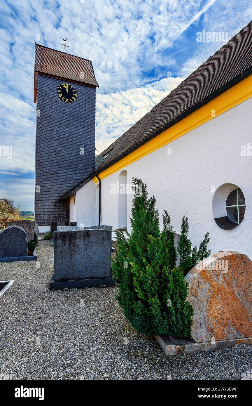 Torre della Chiesa con orologio e zecche di legno, Chiesa di Sant'Alessandro e Giorgio, Memhoelz, Allgaeu, Svevia, Baviera, Germania Foto Stock