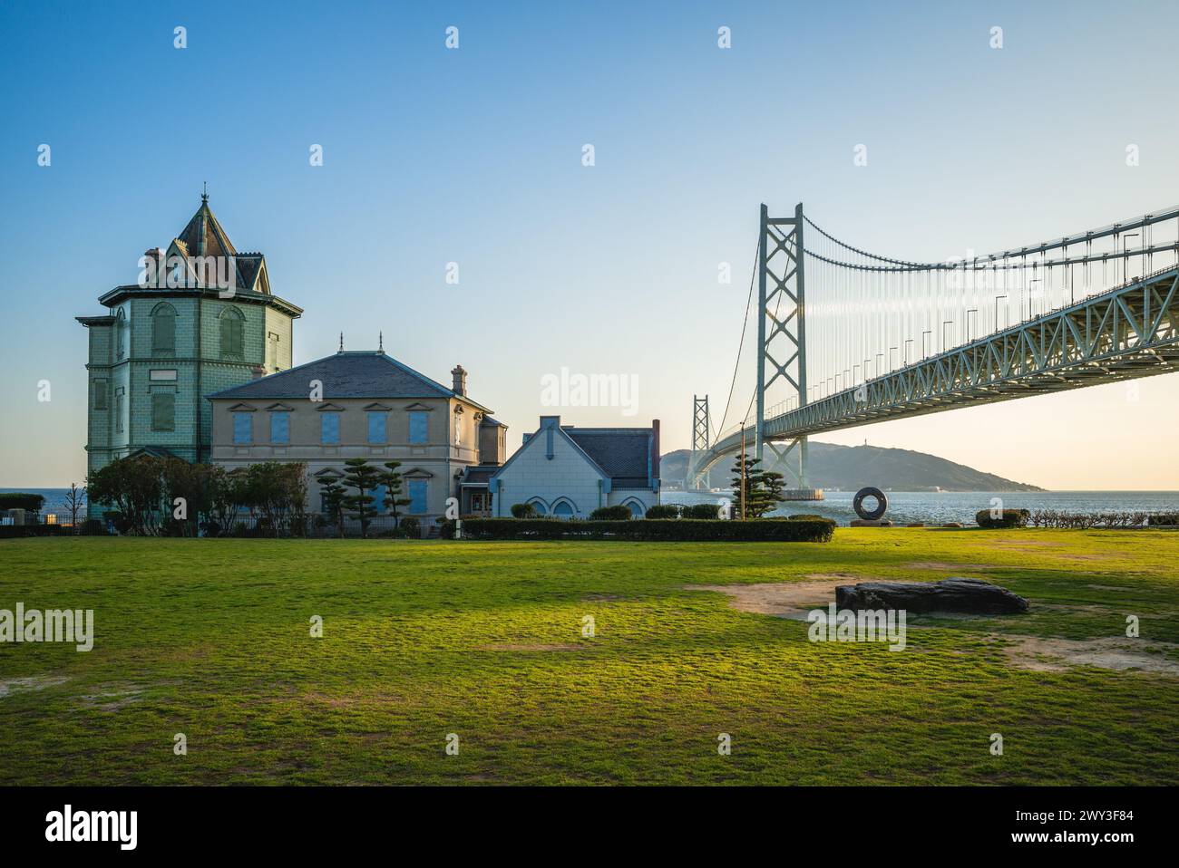 Sun Yat Sen Memorial Hall e Akashi Kaikyo Bridge a Kobe, Hyogo, Giappone Foto Stock