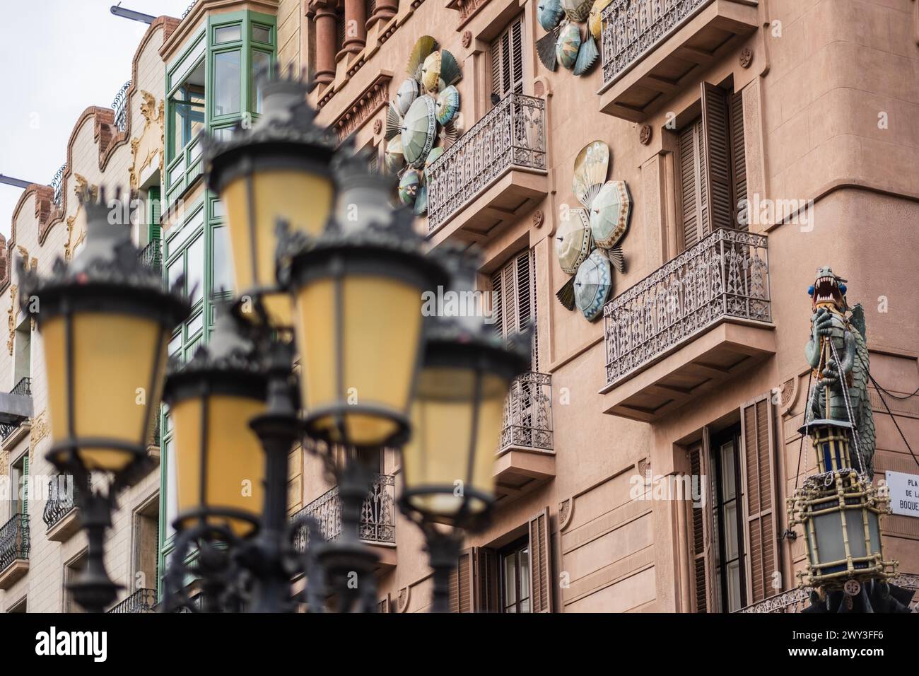 Ombrelloni in argilla sulla facciata di una casa sulle Ramblas di Barcellona, Spagna Foto Stock