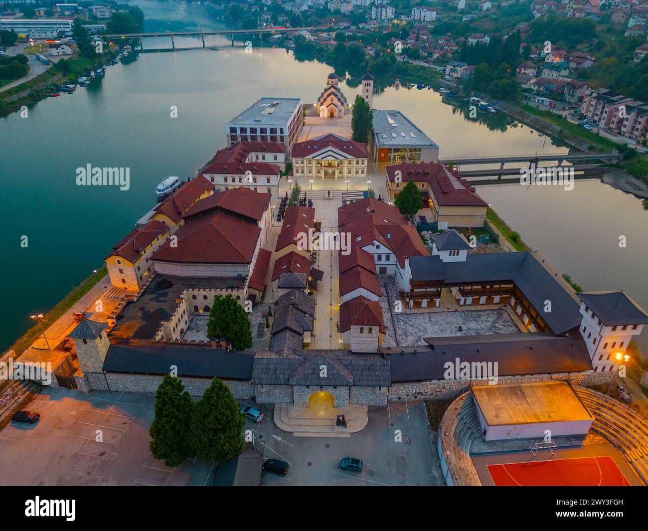 Vista notturna di Andricgrad in Bosnia ed Erzegovina Foto Stock