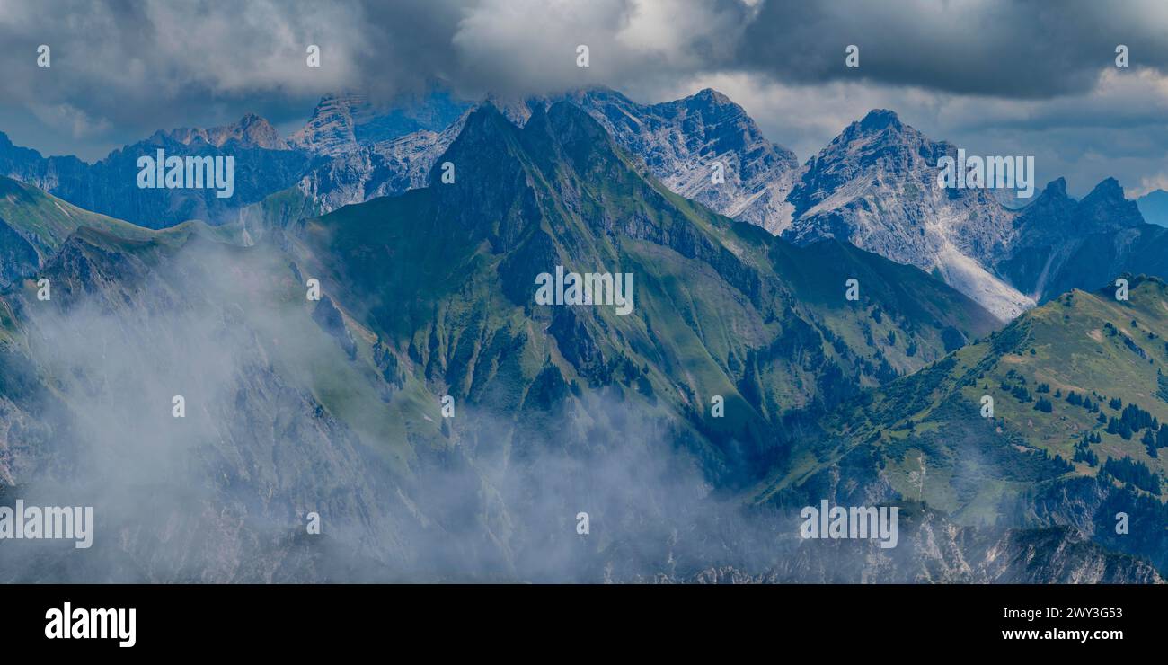 Panorama montano da Fellhorn, 2038m, a Hoefats, 2259m, Alpi di Allgaeu, Allgaeu, Baviera, Germania Foto Stock