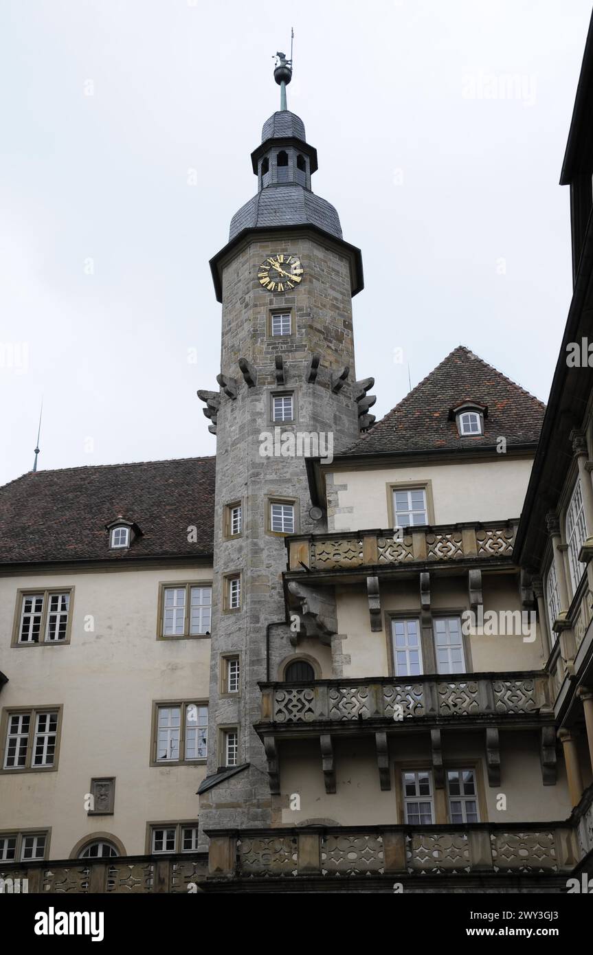 Castello di Langenburg, torre con orologio araldico e decorazioni architettoniche, castello di Langenburg, Langenburg, Baden-Wuerttemberg, Germania Foto Stock