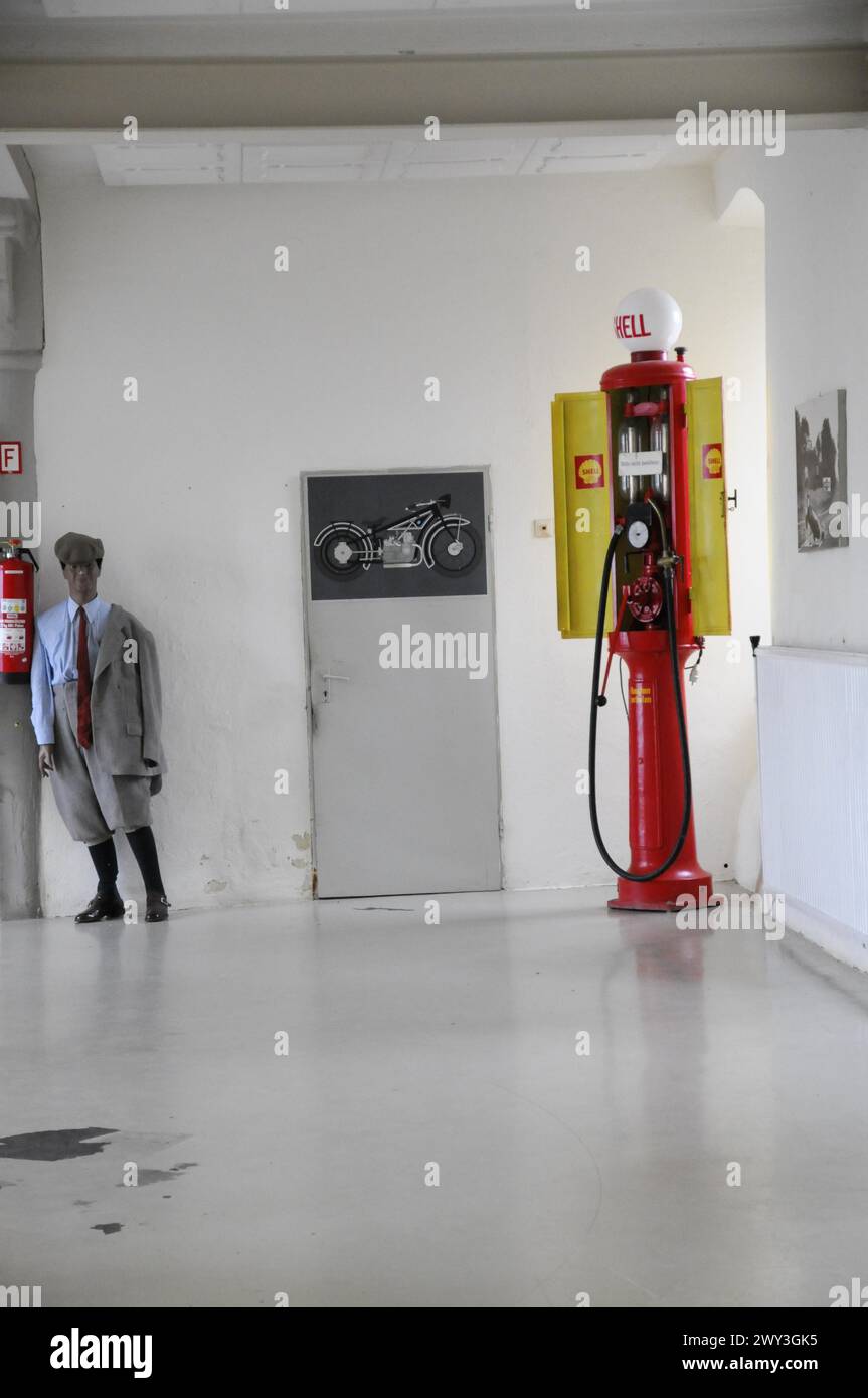 Deutsches Automuseum Langenburg, vecchia pompa di benzina Shell rossa accanto a una replica di moto in un museo, Deutsches Automuseum Langenburg, Langenburg Foto Stock