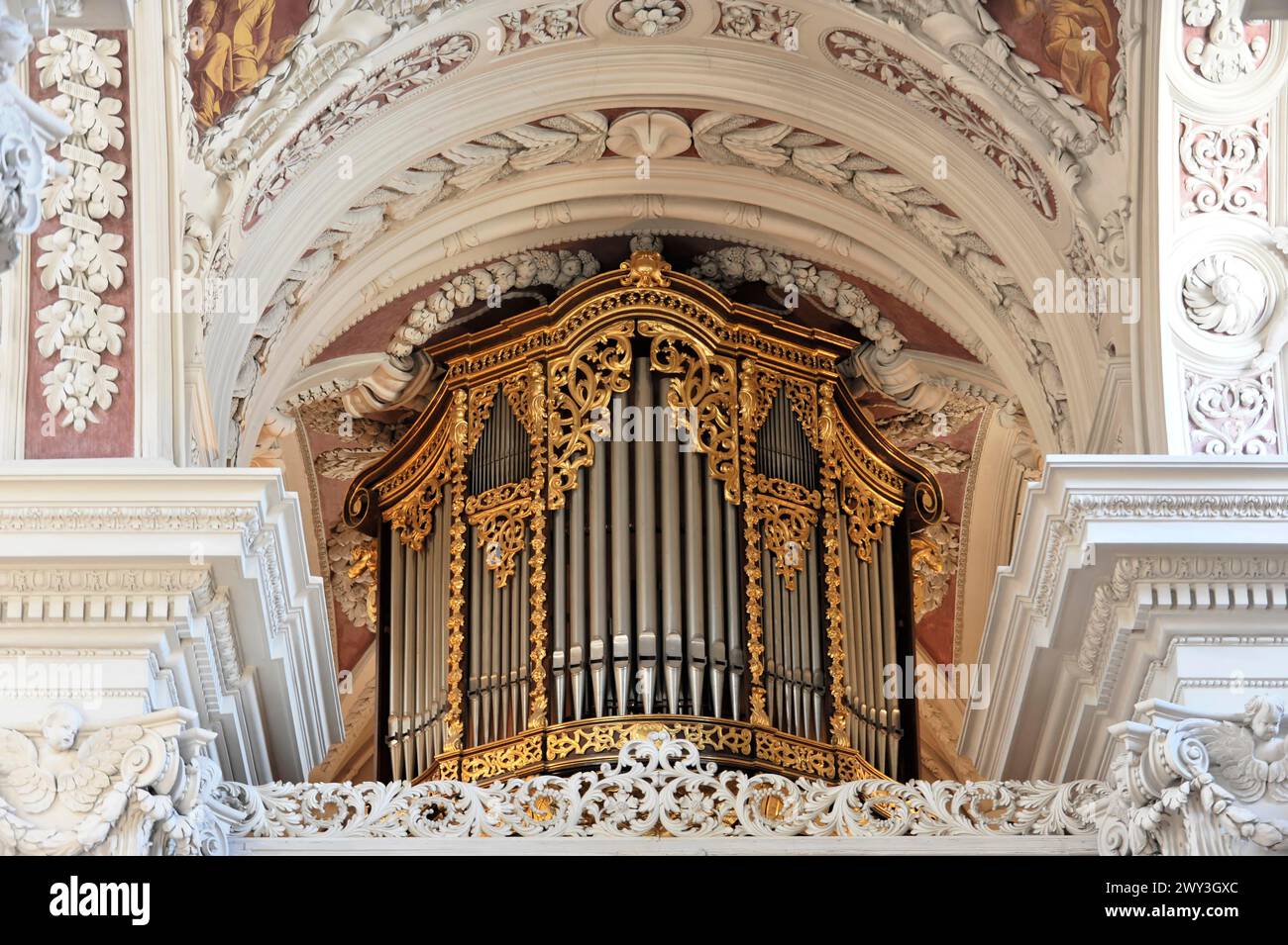 Cattedrale di Santo Stefano, Passavia, organo barocco dorato decorato in modo opulento in una chiesa, cattedrale di Santo Stefano, Passavia, Baviera, Germania Foto Stock