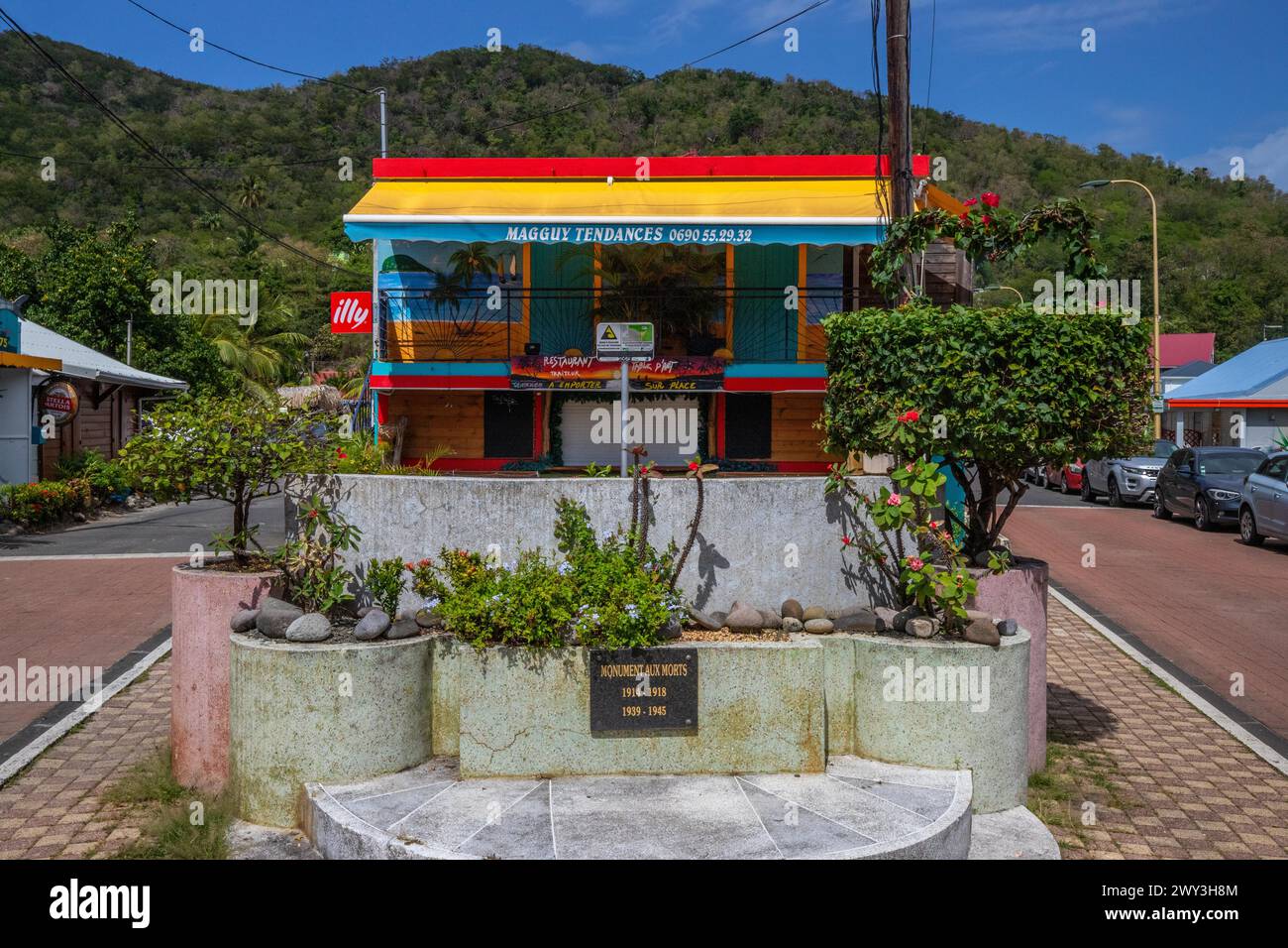 Deshaies, storico edificio caraibico in legno di una strada a Guadalupa, Caraibi, Antille francesi Foto Stock