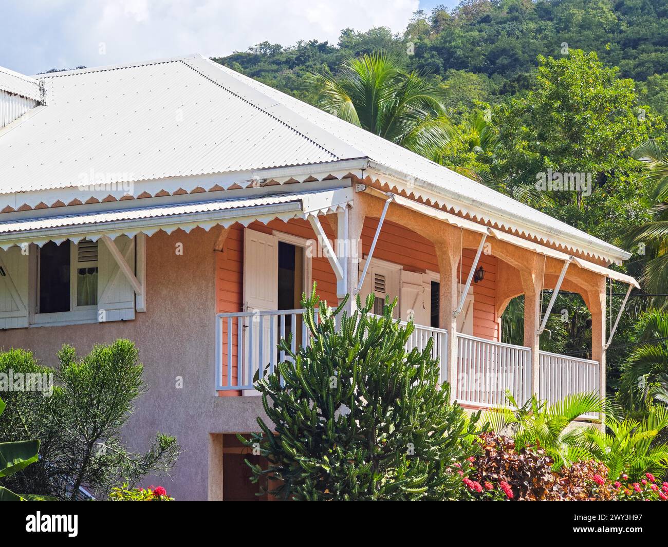 Deshaies, storico edificio caraibico in legno di una strada a Guadalupa, Caraibi, Antille francesi Foto Stock