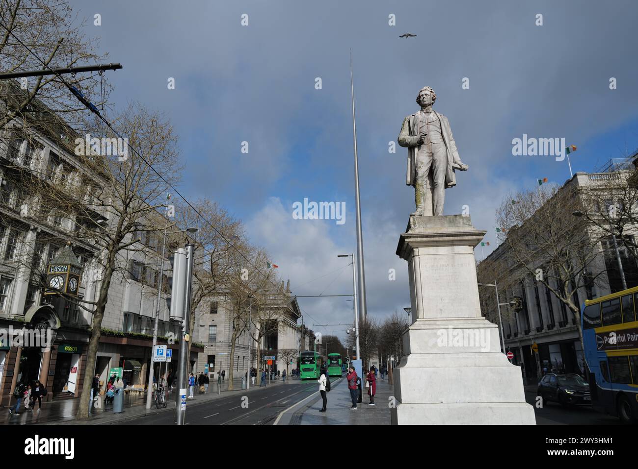 Il monumento di Sir John Gray in o'Connell Street con la guglia sullo sfondo. Dublino, Irlanda Foto Stock
