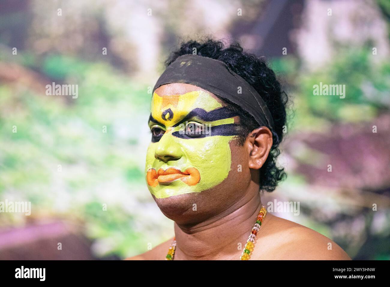 Kathakali performer o mimo, 38 anni, con volto dipinto, Kochi Kathakali Centre, Kochi, Kerala, India Foto Stock