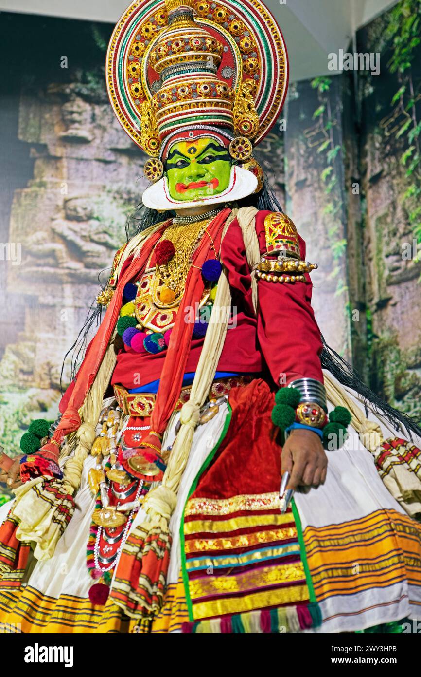 Kathakali performer o mimo, 38 anni, sul palco del Kochi Kathakali Centre, Kochi, Kerala, India Foto Stock