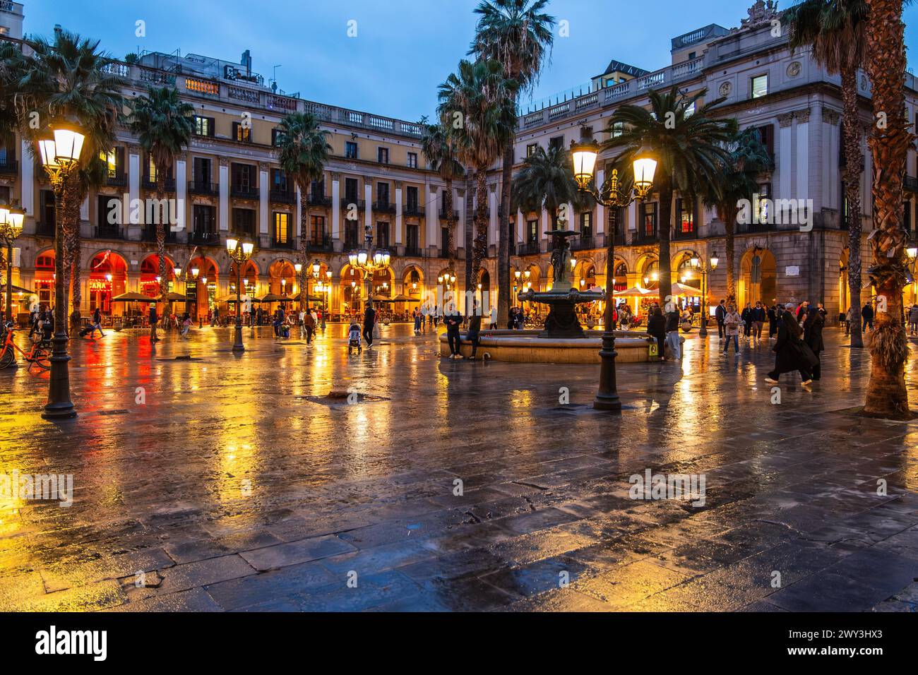 Vita notturna a Placa Reial, lanterne di Gaudi nel centro storico di Barcellona, Spagna Foto Stock