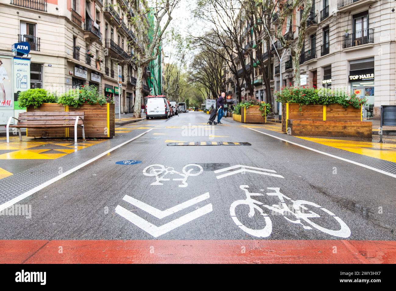 Superisolato, Superilla, pista ciclabile in un quartiere in gran parte chiuso al traffico vicino al mercato di Sant'Antoni a Barcellona, Spagna Foto Stock