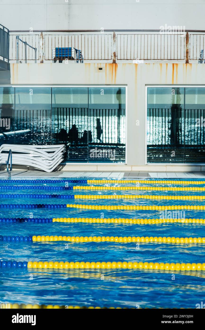 Piscina con galleggianti al porto di Barcellona, Spagna Foto Stock