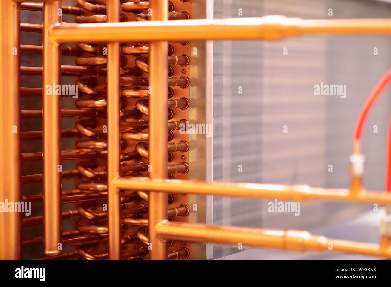 Primo piano dello scambiatore di calore con tubi in rame. Sistema HVAC per impianti di climatizzazione industriali. Messa a fuoco selettiva. Foto Stock