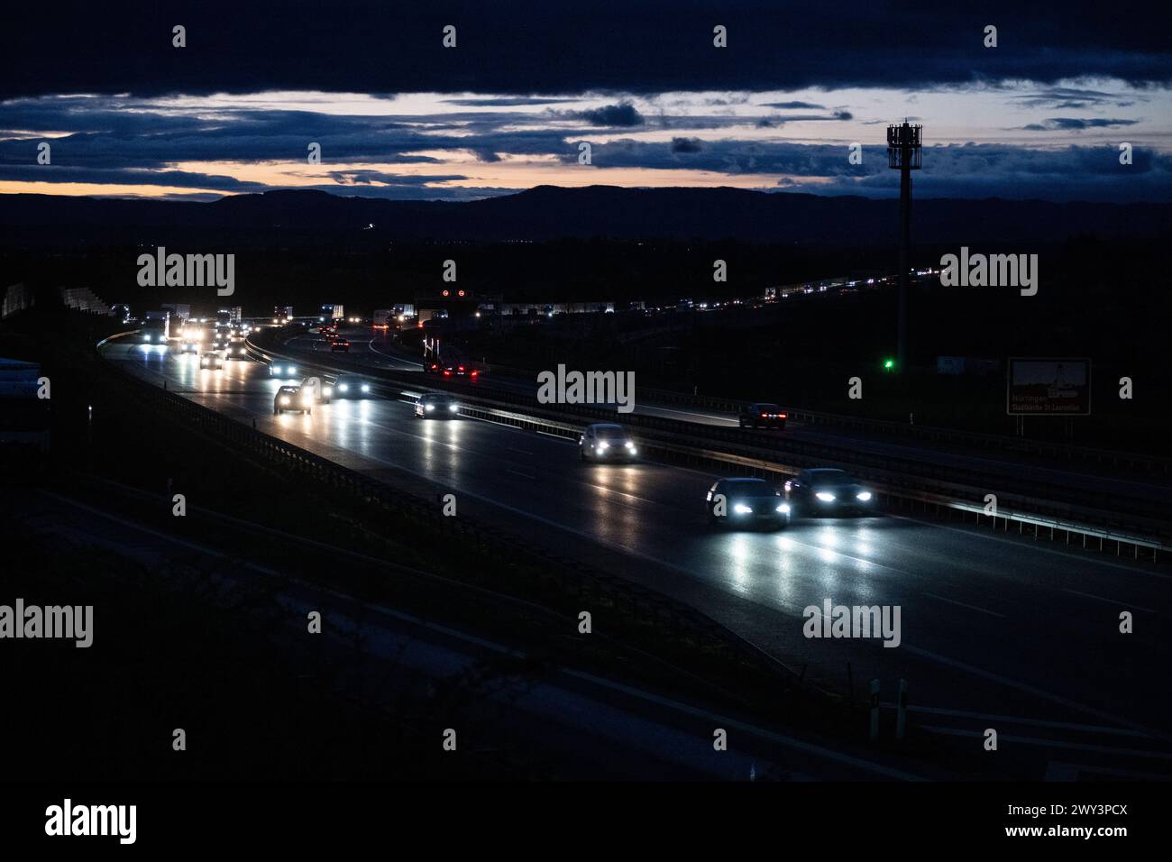 Denkendorf, Germania. 4 aprile 2024. Auto che guidano sulla A8. La benzina è diventata più costosa da metà marzo. Crediti: Marijan Murat/dpa/Alamy Live News Foto Stock