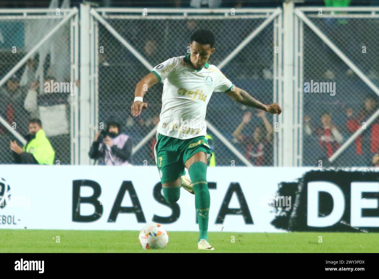 Buenos Aires, 03.04.2024: Lázaro Vinícius del Palmeiras durante la partita della CONMEBOL Libertadores Cup per il gruppo F allo stadio Pedro Bidegain ( credito: Néstor J. Beremblum/Alamy Live News Foto Stock