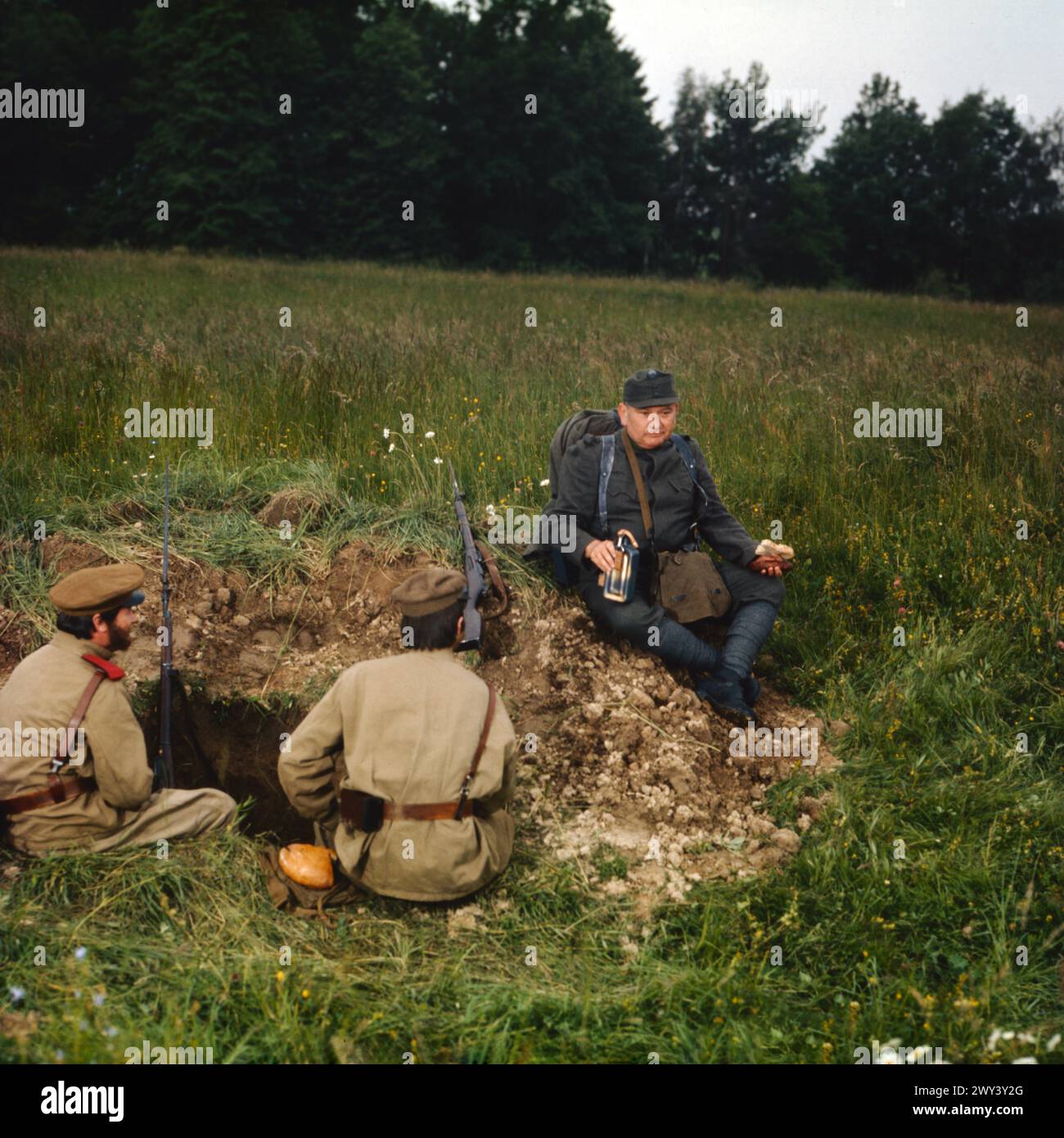 Die Abenteuer des braven Soldaten Schweijk, ORF-ZDF Fernsehserie, 1977, nach dem Roman von Jaroslav Hasek, Regie: Wolfgang Liebeneiner, Folge 10, Szene: Fritz Muliar als Schweijk mit Komparsen (als russische Soldaten) Foto Stock