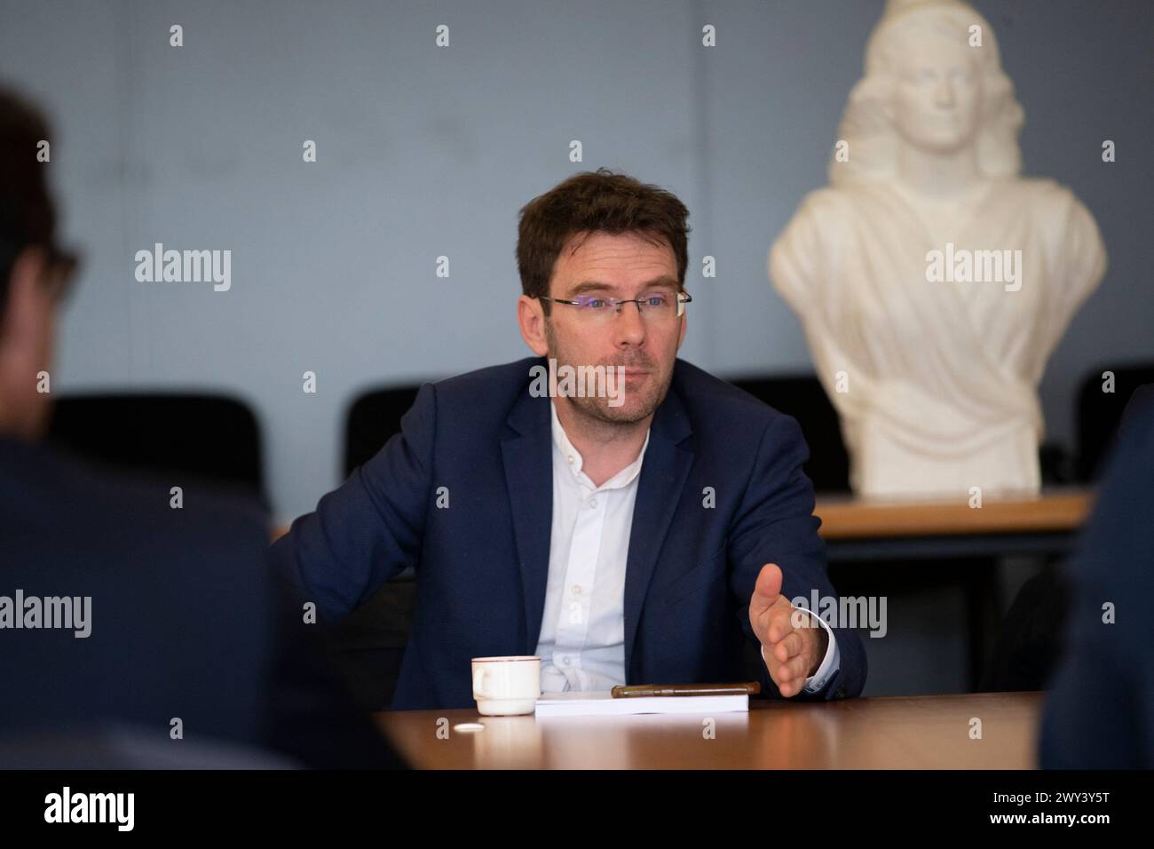 Grand Couronne, Francia. 3 aprile 2024. Nicolas Mayer-Rossignol, sindaco di Rouen, ad un incontro con i dipendenti di un'azienda di produzione di carta. Grand-Couronne, 3 aprile 2024. Foto di Jérémy Paoloni/ABACAPRESS.COM credito: Abaca Press/Alamy Live News Foto Stock