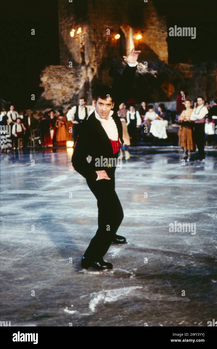 CARMEN SUL GHIACCIO, deutscher Tanzfilm von 1990, Orchesterfassung nach der Oper Carmen von George Bizet, gedreht wurde der Eiskunstlauf-Film in der Altststadt von Sevilla, Spanien, Regie: Horant H Hohlfeld, Szene: BRIAN ORSER als Escamillo Foto Stock