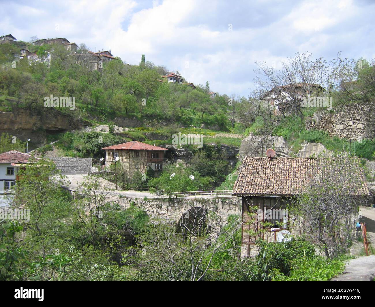 La natura e i tradizionali paesaggi delle case turche in estate dalla vecchia città ottomana. Foto Stock