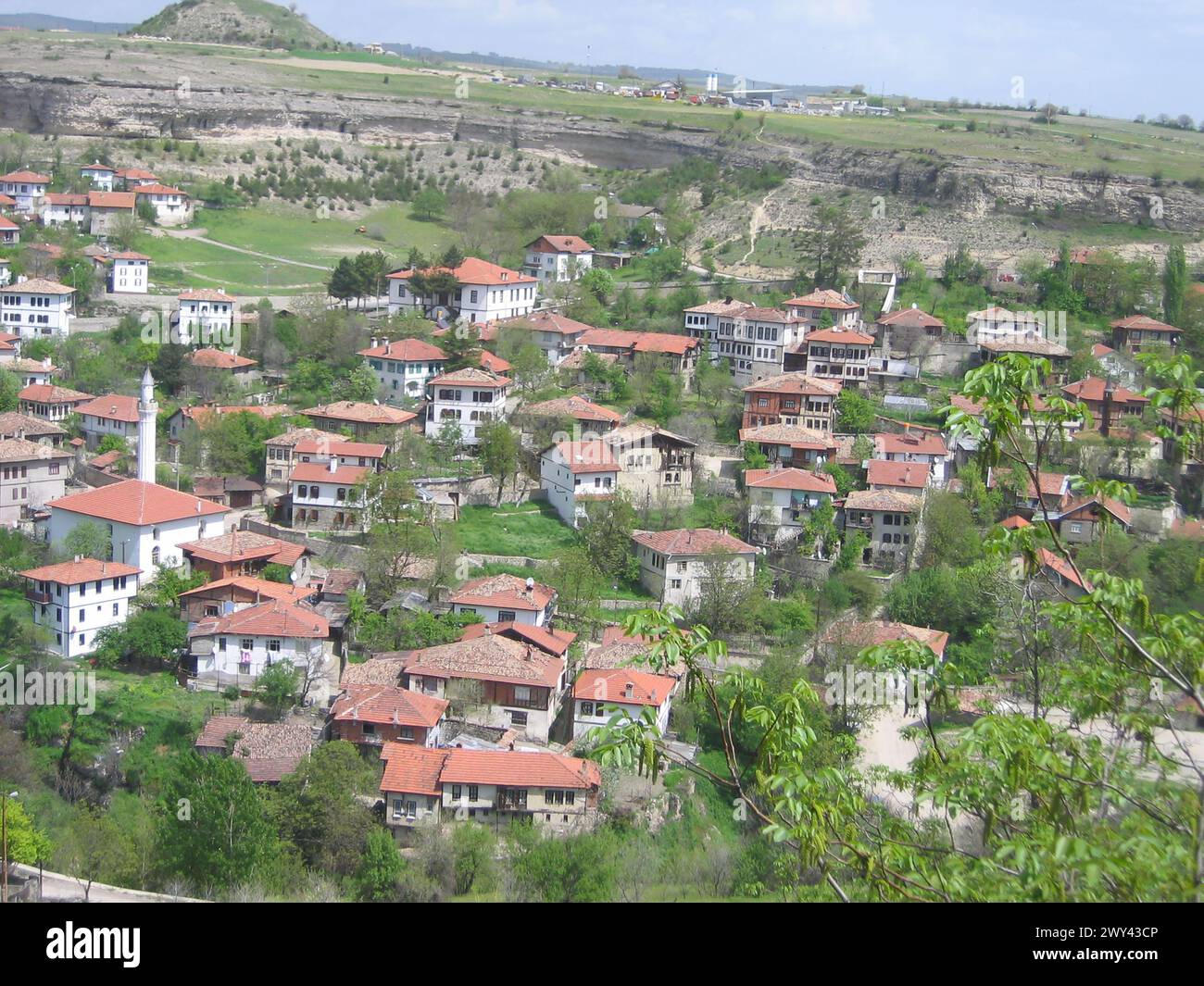 La natura e i tradizionali paesaggi delle case turche in estate dalla vecchia città ottomana. Foto Stock