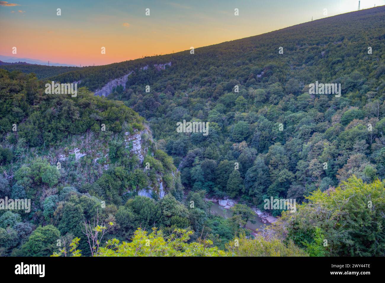 Vista al tramonto della valle del fiume Tskaltsitela in Georgia Foto Stock