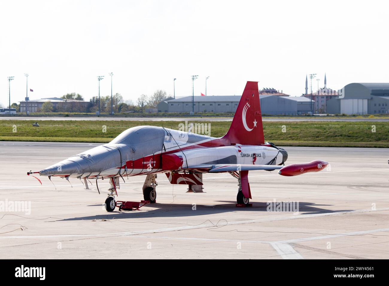 Istanbul, Aeroporto di Atatürk, Turchia- 28.04.2023 Türk yıldızları (inglese: Turkish Stars). Dimostrazione dell'aeronautica turca o squadra acrobatica. Piano. Foto Stock