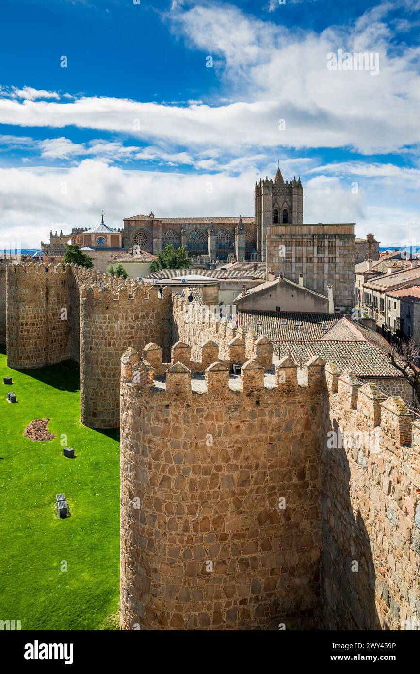 Mura medievali e cattedrale, Avila, Castiglia e León, Spagna Foto Stock