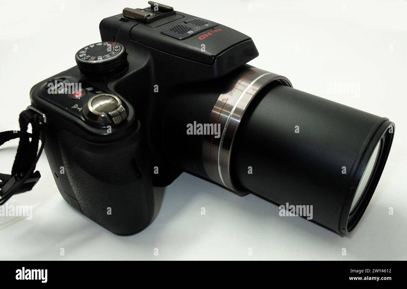 Una moderna videocamera a ponte su sfondo bianco Foto Stock