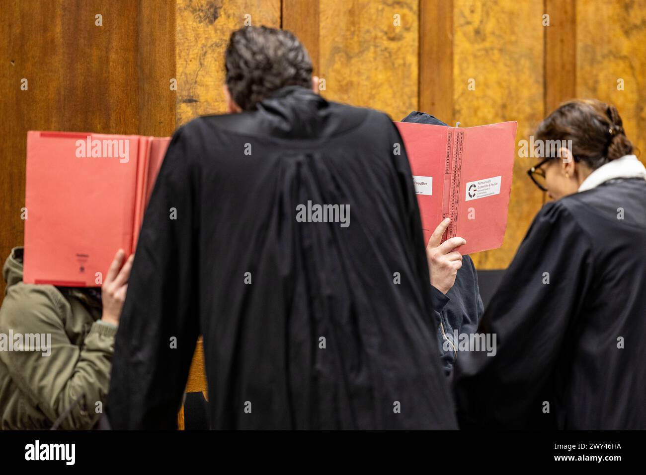 Duisburg, Germania. 4 aprile 2024. All'inizio del processo contro due bambini di 40 anni che presumibilmente hanno torturato la loro figlia di tre anni a morte in cantina per giorni, i due imputati sono nel molo. Crediti: Christoph Reichwein/dpa/Alamy Live News Foto Stock