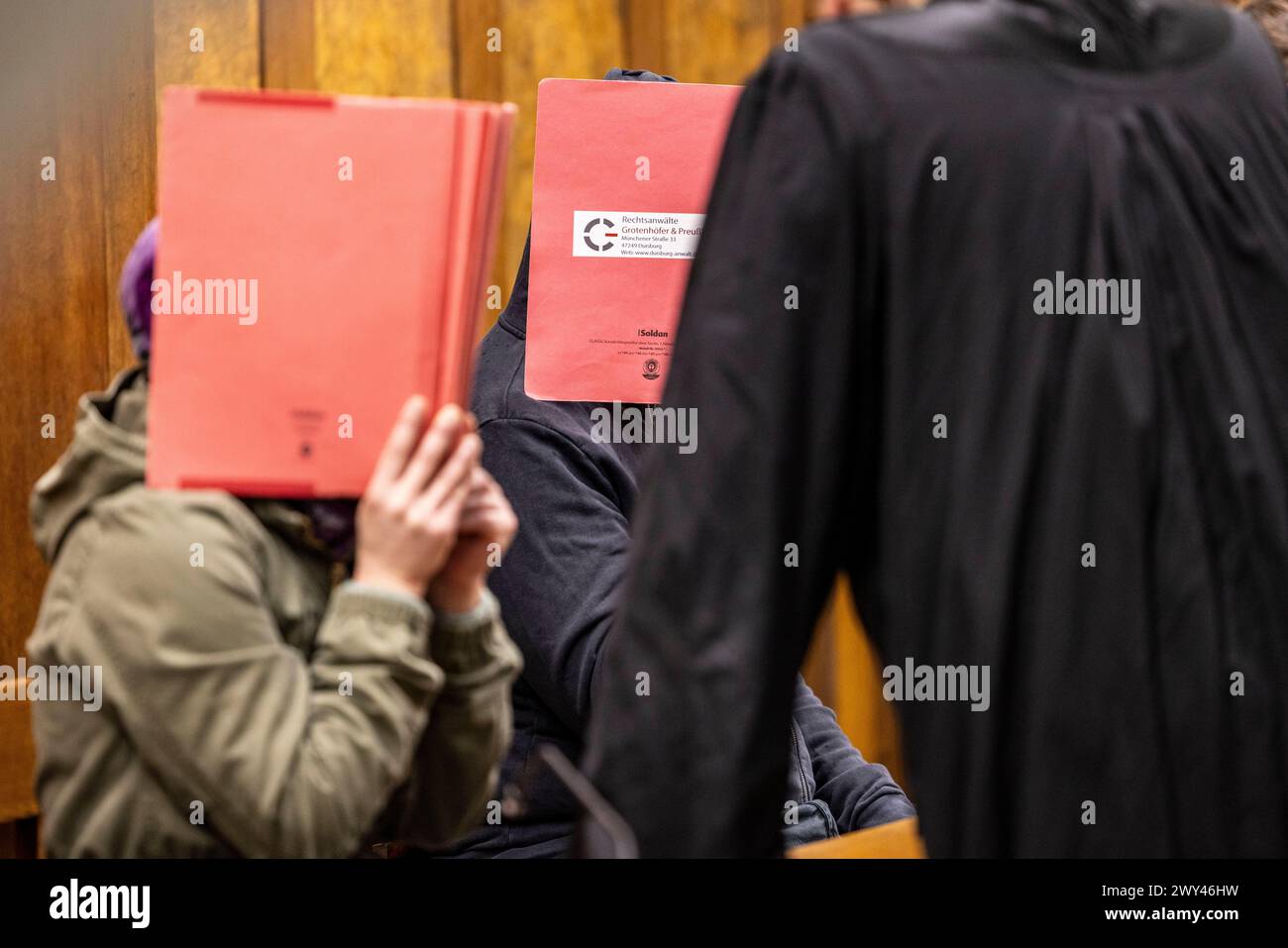 Duisburg, Germania. 4 aprile 2024. All'inizio del processo contro due bambini di 40 anni che presumibilmente hanno torturato la loro figlia di tre anni a morte in cantina per giorni, i due imputati sono nel molo. Crediti: Christoph Reichwein/dpa/Alamy Live News Foto Stock