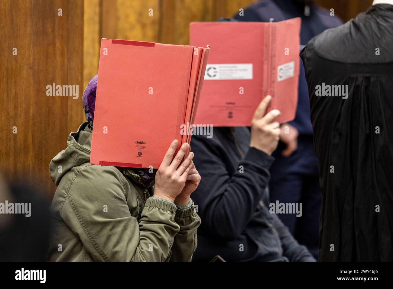 Duisburg, Germania. 4 aprile 2024. All'inizio del processo contro due bambini di 40 anni che presumibilmente hanno torturato la loro figlia di tre anni a morte in cantina per giorni, i due imputati sono nel molo. Crediti: Christoph Reichwein/dpa/Alamy Live News Foto Stock