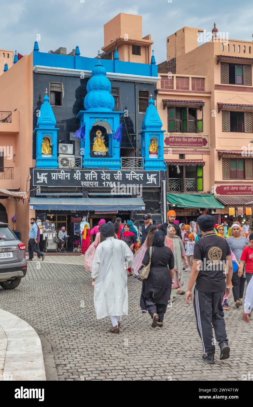 Gente per strada, Amritsar, Punjab, India Foto Stock