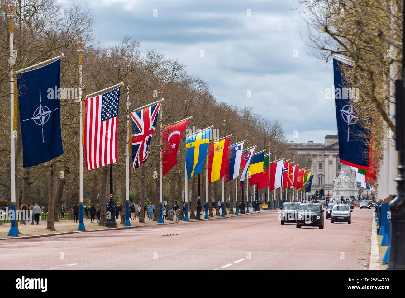 Celebrazione delle bandiere del 75° anniversario della NATO nel Mall, Londra, Regno Unito. Bandiere degli stati membri che volano. Emblema NATO, USA, Regno Unito, Turchia, Svezia, Spagna Foto Stock