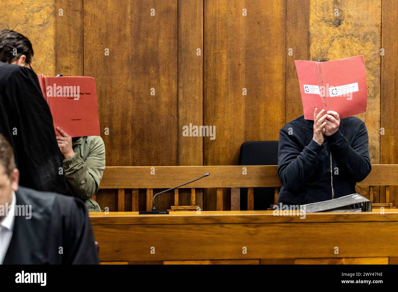 Duisburg, Germania. 4 aprile 2024. All'inizio del processo contro due bambini di 40 anni che presumibilmente hanno torturato la loro figlia di tre anni a morte in cantina per giorni, i due imputati sono nel molo. Crediti: Christoph Reichwein/dpa/Alamy Live News Foto Stock