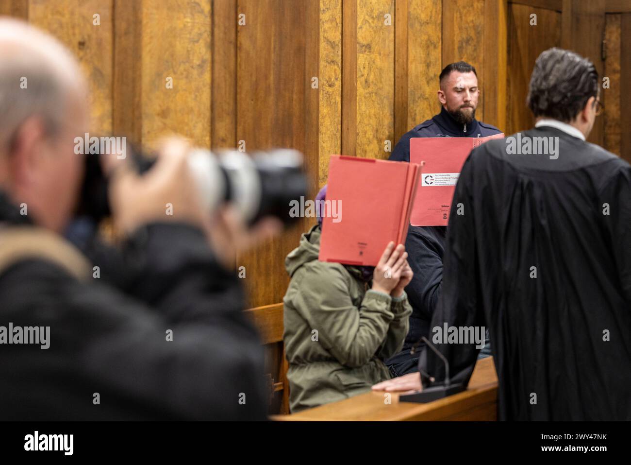 Duisburg, Germania. 4 aprile 2024. All'inizio del processo contro due bambini di 40 anni che presumibilmente hanno torturato la loro figlia di tre anni a morte in cantina per giorni, i due imputati sono nel molo. Crediti: Christoph Reichwein/dpa/Alamy Live News Foto Stock