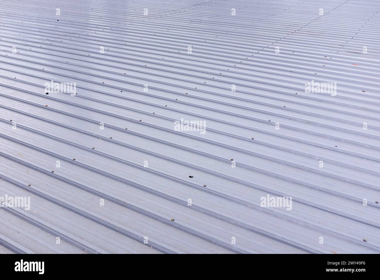 Vista del sistema del tetto in metallo ondulato installato su un edificio Foto Stock