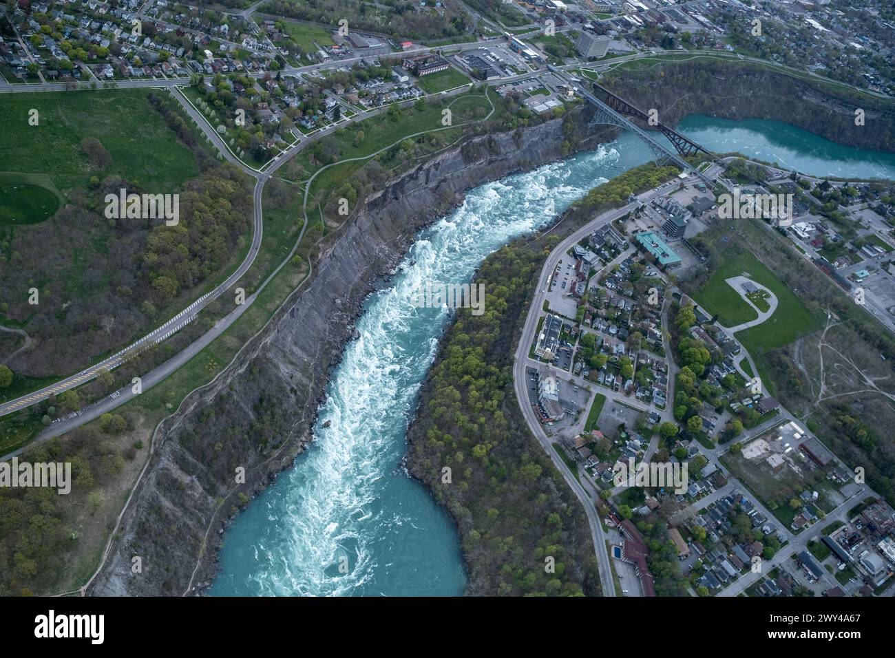 Vista aerea delle Cascate del Niagara dal fiume Niagara, il confine naturale tra la provincia dell'Ontario in Canada e lo stato di New York nell'uni Foto Stock