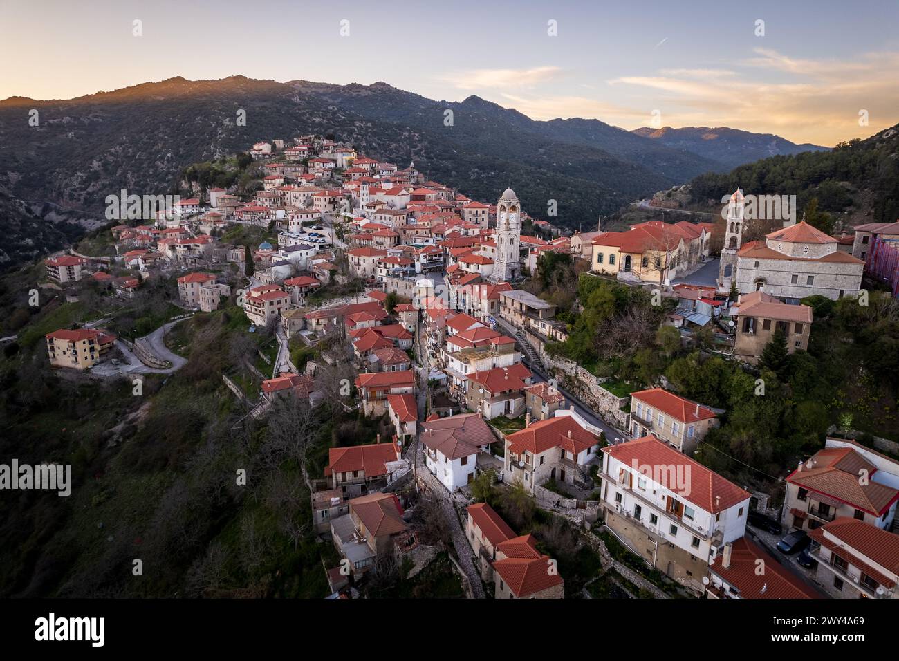 Dimitsana Village durante il tramonto Foto Stock