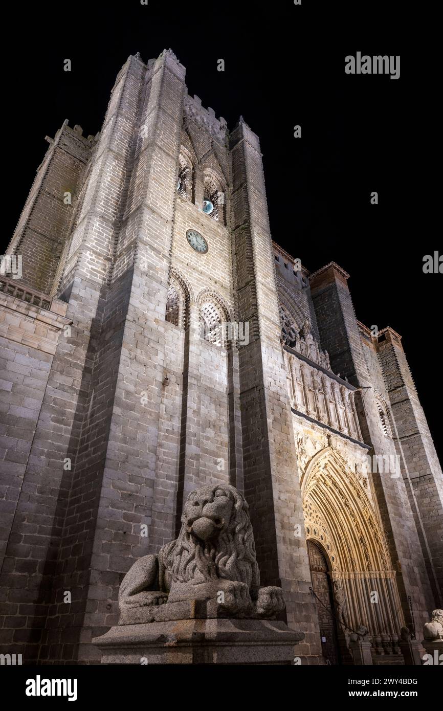Vista notturna della Cattedrale, Avila, Castiglia e León, Spagna Foto Stock