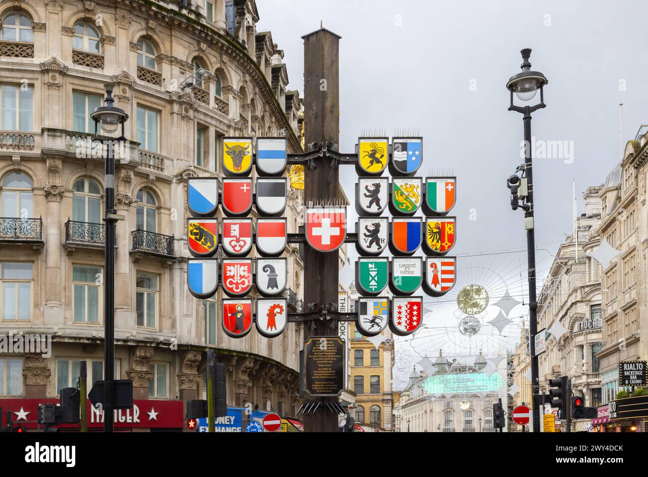 The Cantonal Tree in Swiss Court vicino a Leicester Square, Londra. L'albero mostra lo stemma dei 26 cantoni o distretti della Svizzera. Foto Stock
