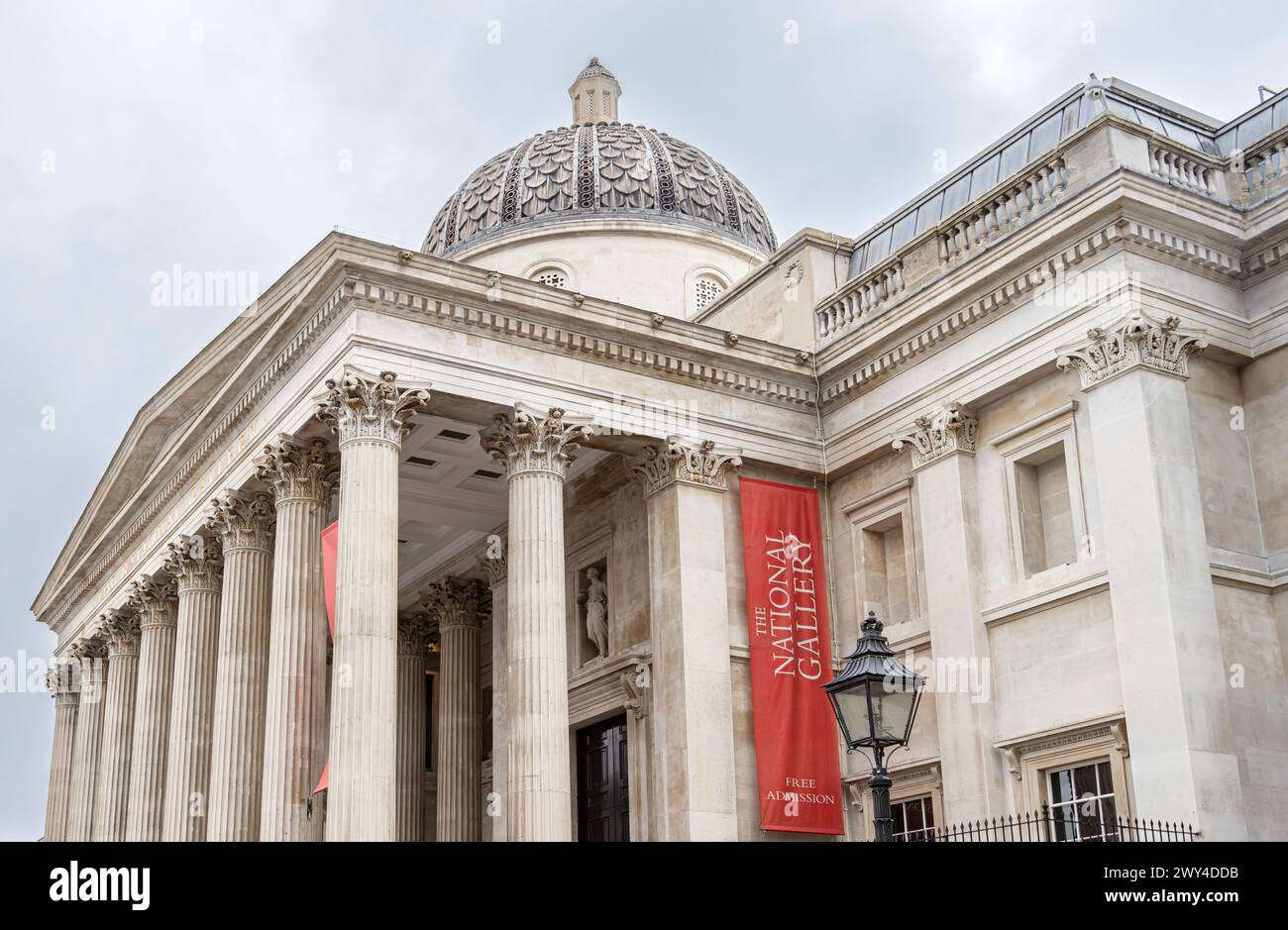 Le imponenti colonne corinzie all'ingresso della National Gallery, un museo d'arte in Trafalgar Square. Londra. Viaggi, turismo, architettura. Foto Stock