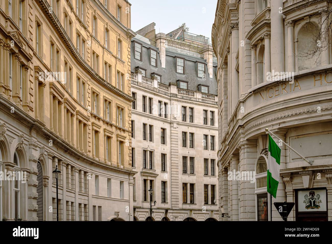 Splendida architettura in pietra di Portland nel centro di Londra. Magnifici vecchi edifici storici, tra cui l'alta Commissione Nigeria. Foto Stock