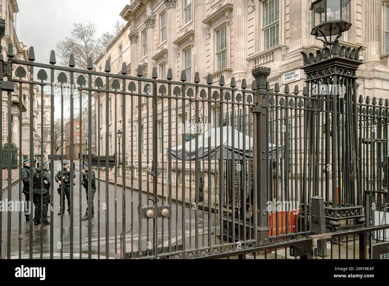 Polizia armata dietro i cancelli di Downing Street. Il numero 10 di Downing Street è il luogo del primo ministro britannico. Politica britannica e mondiale. Foto Stock