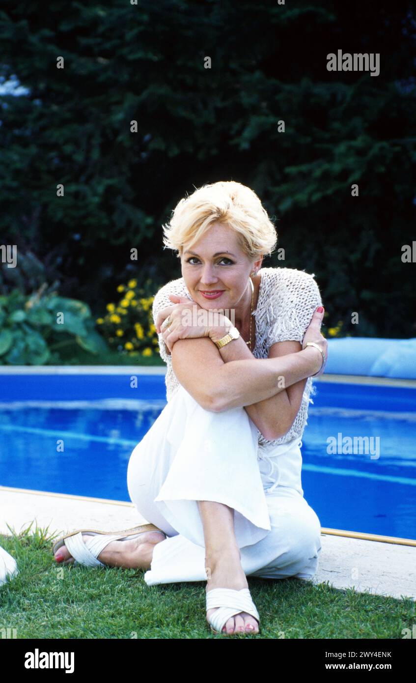 Helena Vondrackova, tschechische Sängerin, Schauspielerin und Musicaldarstellerin, zuhause an ihrem Pool im Garten, Deutschland 1995. Foto Stock