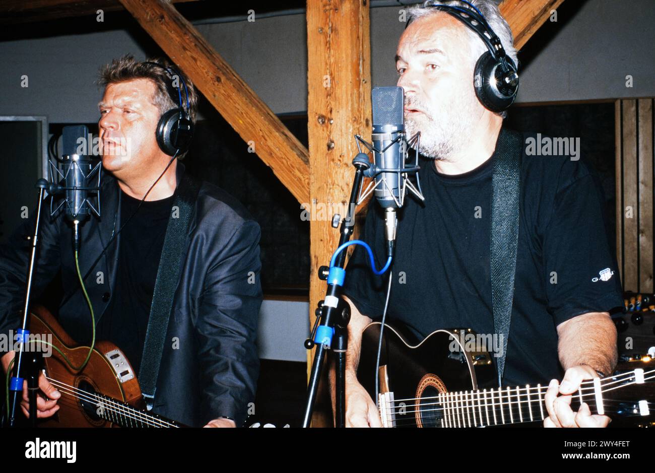 Olsen Brothers, dänisches Musik-Duo, bestehend aus den Brüdern Jörgen (rechts) und Niels Noller Olsen, in Kopenhagen im Studio, Dänemark 2000. Foto Stock