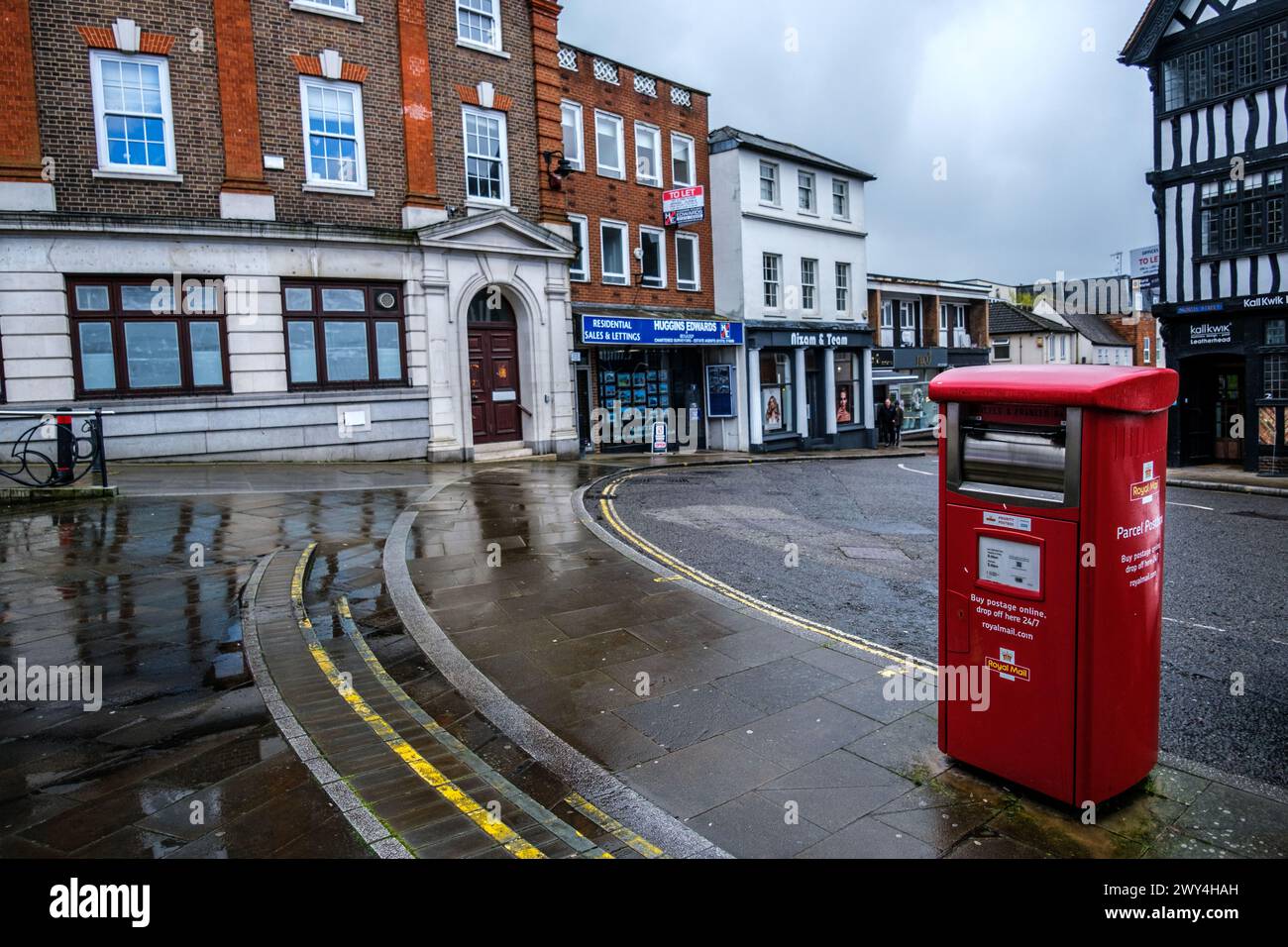 Leatherhead Surrey, Regno Unito, 3 aprile 2024, Road Side Red Royal mail Parcel Post Box in Town Centre High Street senza persone Foto Stock