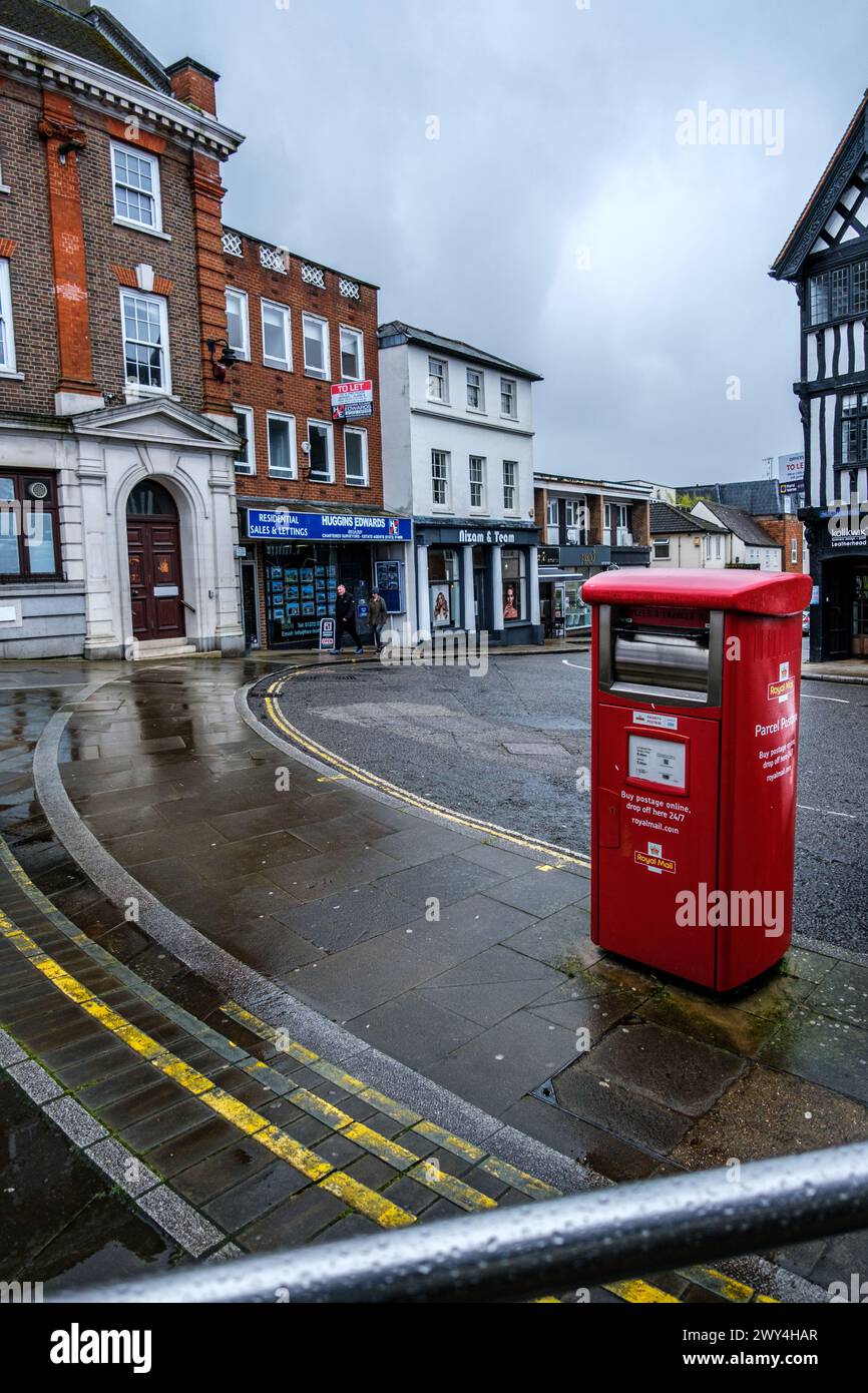 Leatherhead Surrey, Regno Unito, 3 aprile 2024, Road Side Red Royal mail Parcel Post Box in Town Centre High Street senza persone Foto Stock