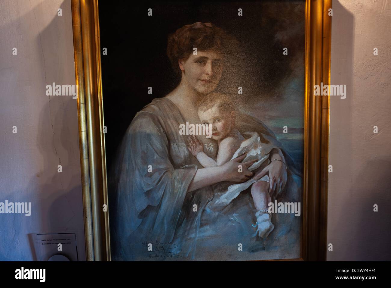 Bran, Brasov, Romania - giugno 2023: Regina Maria e principessa Ileana nel 1909. Dipinto d'epoca che raffigura una madre che tiene in braccio il bambino, in un lussuoso dipinto Foto Stock